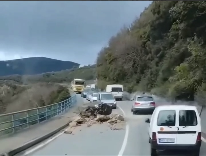 Rockfall blocking road near Mogren tunnel Budva — winter driving hazard Montenegro coast